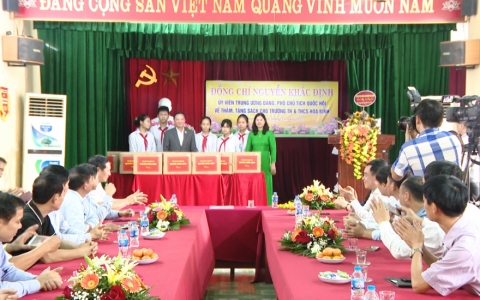 Tặng sách cho Trường TH&THCS Hòa Bình, huyện Vũ Thư