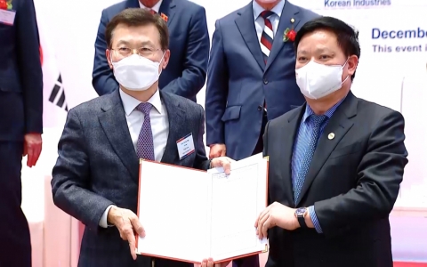 Chủ tịch UBND tỉnh Thái Bình trao giấy chứng nhận đầu tư cho Công ty TNHH Ohsung Display tại Hàn Quốc
