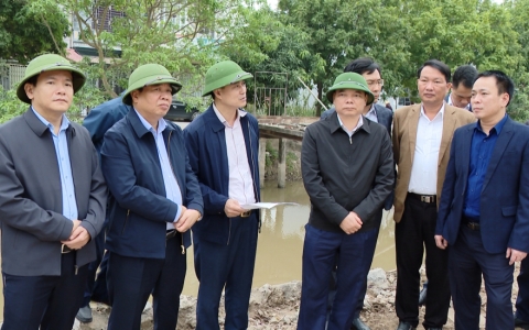 Các đồng chí lãnh đạo tỉnh kiểm tra tiến độ dự án đường ĐT.452 trên địa bàn huyện Hưng Hà