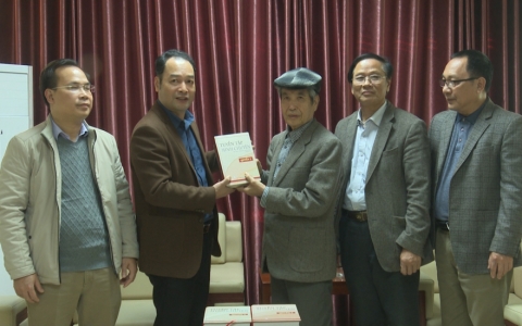 Nhà văn Minh Chuyên tặng Đài PTTH tuyển tập Minh Chuyên