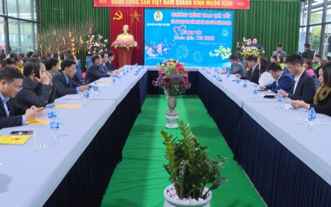 Chủ tịch UBND tỉnh tặng quà công nhân, người lao động và các hộ nghèo tại huyện Quỳnh Phụ