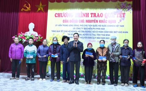 Phó chủ tịch Quốc hội Nguyễn Khắc Định thăm, tặng quà Tết tại huyện Vũ Thư