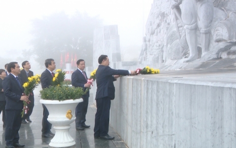 Chủ tịch quốc hội Vương Đình Huệ dâng hương tưởng niệm Chủ tịch Hồ Chí Minh