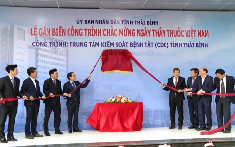 Gắn biển công trình Trung tâm kiểm soát bệnh tật CDC Thái Bình