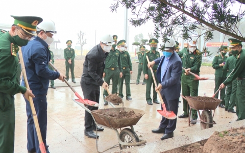 Các đồng chí lãnh đạo tỉnh trồng cây xanh tại trụ sở Bộ chỉ huy Bộ đội Biên phòng tỉnh
