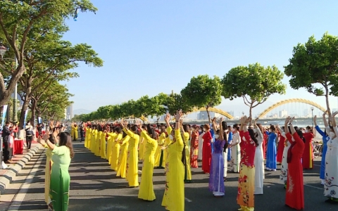 Phụ nữ Đà Nẵng diễu hành tôn vinh áo dài