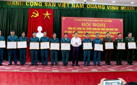 Thành phố Thái Bình: Khen thưởng 19 tập thể, cá nhân về thực hiện nhiệm vụ tuyển chọn gọi công dân nhập ngũ