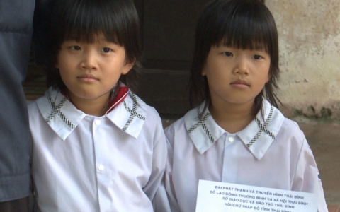 Viết tiếp ước mơ đến trường cho hai chị em sinh đôi mới có 7 tuổi