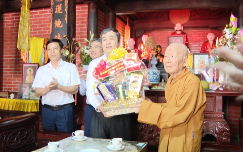 Đồng chí Bí thư Tỉnh ủy chúc mừng Đại lễ Phật đản