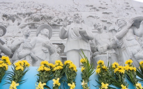 Dâng hương, dâng hoa tưởng nhớ Chủ tịch Hồ Chí Minh 