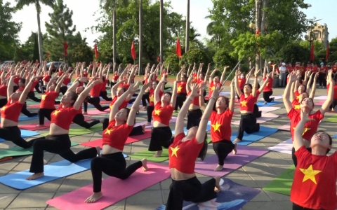 Đồng diễn chào mừng Quốc tế Yoga