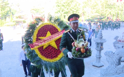 Dâng hương tưởng niệm Chủ tịch Hồ Chí Minh và các anh hùng liệt sĩ