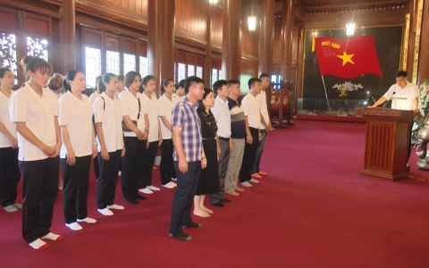 Đoàn thể thao tỉnh Thái Bình dâng hương báo công tại Đền thờ Liệt sĩ