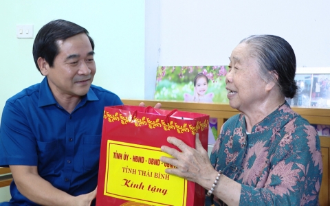 Thái Bình: lãnh đạo tỉnh thăm, tặng quà các đối tượng, gia đình chính sách