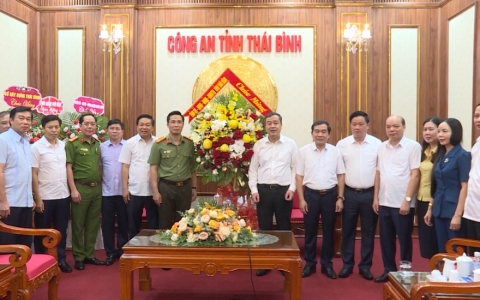 Lãnh đạo tỉnh chúc mừng cán bộ chiến sỹ lực lượng công an Thái Bình nhân ngày truyền thống lực lượng công an nhân dân 
