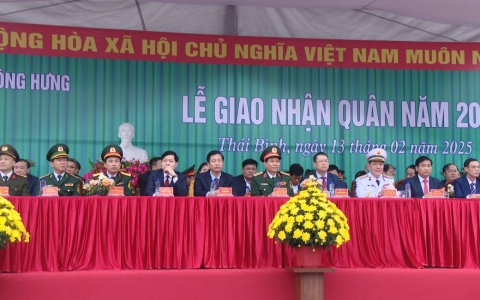 Đồng chí Nguyễn Mạnh Hùng, Phó Bí thư Tỉnh ủy, Chủ tịch UBND tỉnh dự lễ giao, nhận quân năm 2025 tại huyện Đông Hưng