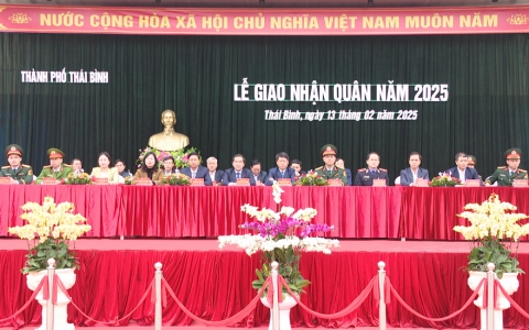 Đồng chí Nguyễn Tiến Thành, Phó Bí thư Thường trực Tỉnh ủy, Chủ tịch HĐND tỉnh dự lễ giao, nhận quân năm 2025 tại thành phố Thái Bình