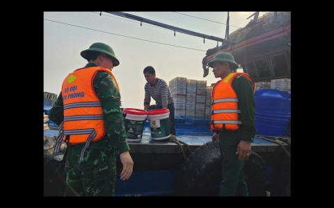Cứu hộ 3 thuyền viên trên tàu cá bị hỏng máy